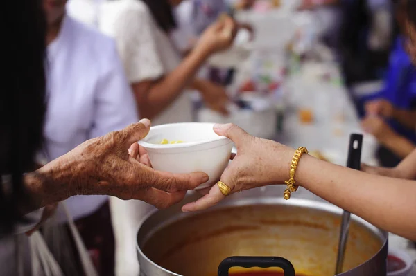 Mãos Voluntários Serve Comida Gratuita Para Pobres Necessitados Cidade Pobres — Fotografia de Stock