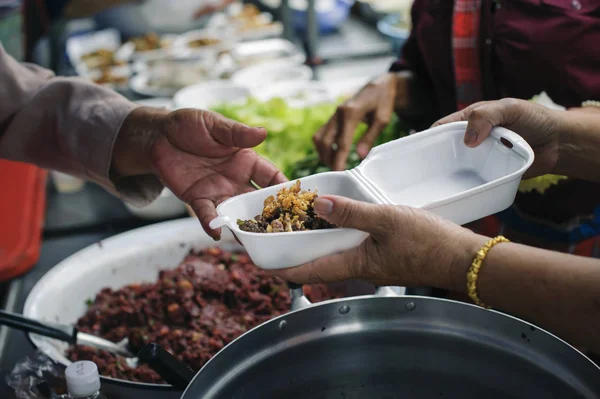 帮助向穷人提供免费食物 与无家可归的人分享食物的概念 — 图库照片