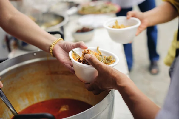 コンセプト飢餓と食糧への取り組み 飢餓に苦しむ貧しい人々と貧しい人々に食糧を寄付する — ストック写真