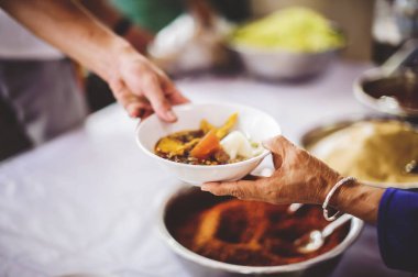 Asya 'daki fakirlerin yiyecek ihtiyaçları: dilenciler hayır kurumlarından yiyecek istiyorlar.