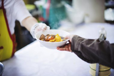 Yiyeceği paylaşarak yoksullara yardım etmek. Hayırseverlik: Yiyecek bağışı ve yiyecek ihtiyacı kavramı