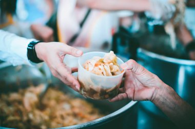 Yoksullara bedava yemek sağlamak: Gönüllüler aç olanlara yardım etmek için yiyecek topluyor.