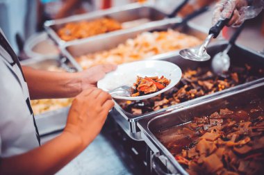 Yoksulların elleri, hayırseverlerin ellerinden yiyecek alır: bağışta bulunma kavramı.