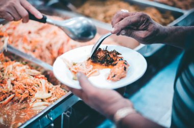 Yoksulların elleri, hayırseverlerin ellerinden yiyecek alır: bağışta bulunma kavramı.