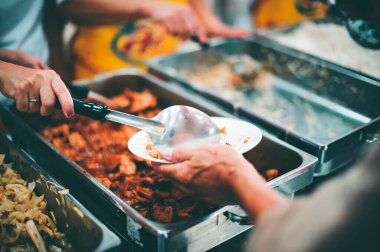 Yoksulluk kavramı: Yoksulu dilencinin ellerine vermek