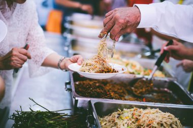 Yoksulluk kavramı: Yoksulu dilencinin ellerine vermek