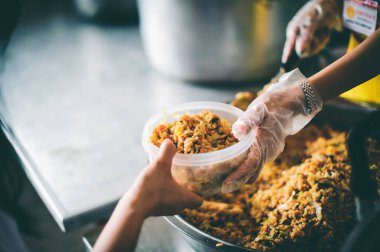 Gönüllüler tarafından yardım edilen dilencilerin elleri: Yoksulluk kavramı
