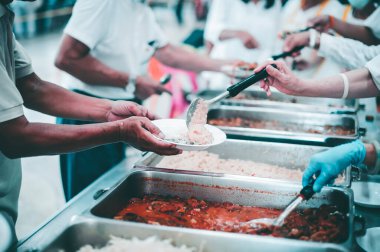 Yoksullara yiyecek bağışlamak: Evsizlerle Yemek Paylaşmak