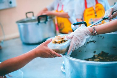 Yoksullara yiyecek bağışlamak: Evsizlerle Yemek Paylaşmak