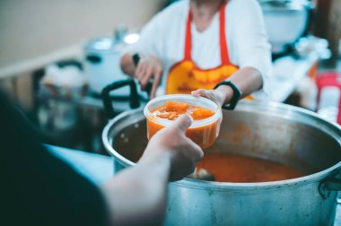 İnsan toplumundaki fakirlere gıda bağışı: birbirine yardım etme kavramı.