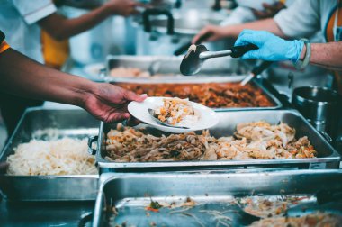 Yoksulluk kavramları: Gönüllüler Açlığı Dindirmek İçin Yiyeceği Fakirlere Paylaşır