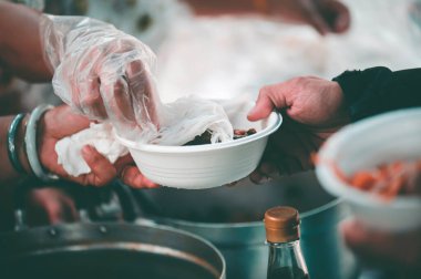 Evsizler, bağışçılardan yiyecek yardımı almak için bekliyor: yoksulluk kavramı.