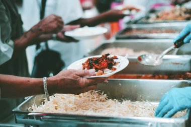 Yoksullara gıda bağışı: Evsizlerin elleri gönüllülerden yiyecek almak için bekliyor