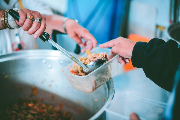 Руки Добровольцев Подают Бесплатную Еду Бедным — стоковое фото