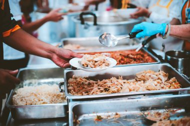 Bedava yemek kavramı: gıda bağışı yaparak diğer insanlara yardım etmek.