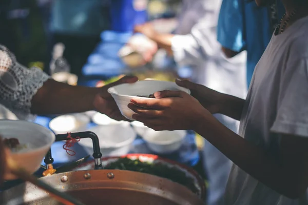 Des Bénévoles Partagent Nourriture Avec Les Pauvres Pour Soulager Faim — Photo