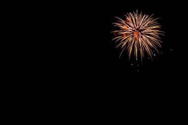 Siyah arkaplanda havai fişekler Boşluklu