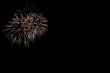 Siyah arkaplanda havai fişekler Boşluklu