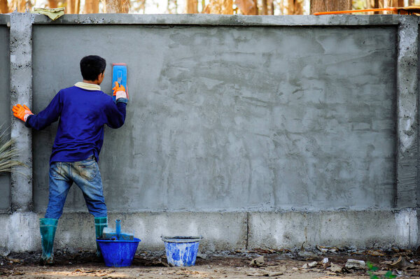 Работа кастеризатора путем нанесения кастеризатора на стену, чтобы поверхность была гладкой.