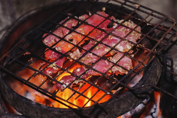 柔らかい火でグリルした豚肉 — ストック写真