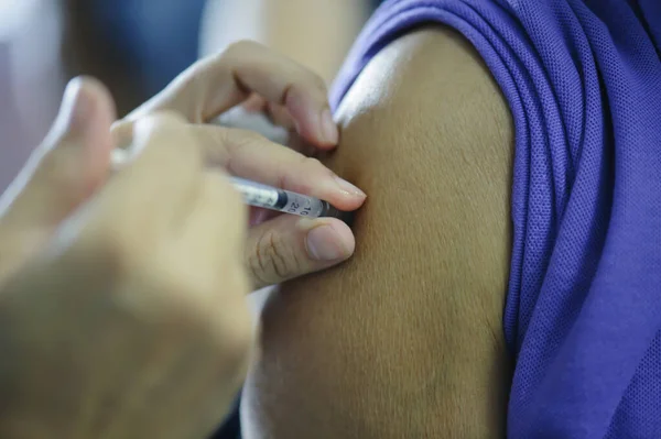 Patients are vaccinated on the arm to be immune to influenza : the concept of healing and health care
