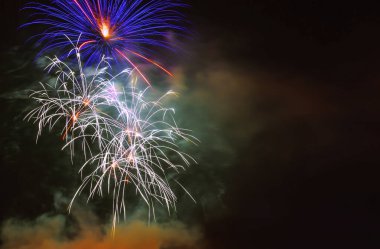 Gece gökyüzünde havai fişek kutlaması