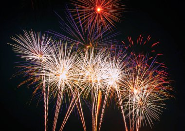 Gece gökyüzünde havai fişek kutlaması