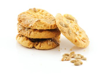 Kurabiyeler beyaz arkaplanda izole edilmiş ayçiçeği tohumları