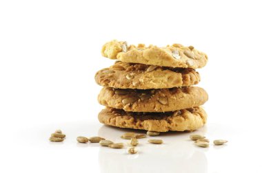 Kurabiyeler beyaz arkaplanda izole edilmiş ayçiçeği tohumları