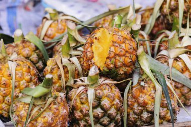 Markette olgun ananas meyvesi