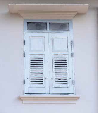 Klasik beyaz ahşap pencere