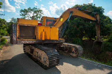 Kazıcı küçük kanalda tarama yapıyor