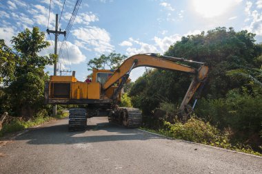 Kazıcı küçük kanalda tarama yapıyor
