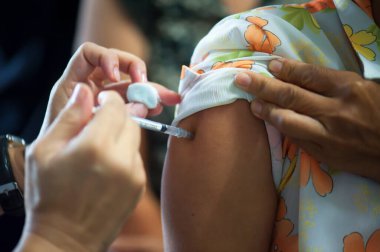 Doktorlar gribi önlemek için halka aşılar sağlıyorlar. Önleme kavramı