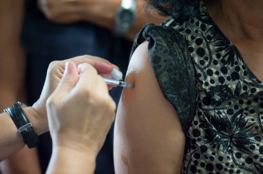 Doktorlar gribi önlemek için halka aşılar sağlıyorlar. Önleme kavramı