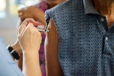 Doktorlar gribi önlemek için halka aşılar sağlıyorlar. Önleme kavramı