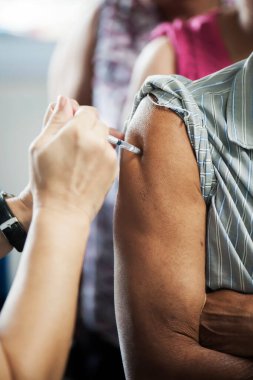 Doktorlar gribi önlemek için halka aşılar sağlıyorlar. Önleme kavramı