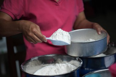 Fırın yapmak için un dökün.