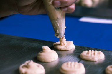 Kurabiye yapmak, elle kurabiye pişirmek..