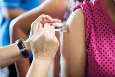 Hastalar hastalığı önlemek için doktorlardan aşı oldular. Tıbbi konsept