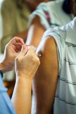 Hastalar hastalığı önlemek için doktorlardan aşı oldular. Tıbbi konsept