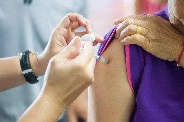 Hastalar hastalığı önlemek için doktorlardan aşı oldular. Tıbbi konsept