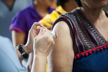 Hastalar hastalığı önlemek için doktorlardan aşı oldular. Tıbbi konsept