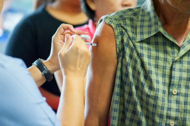 Hastalar hastalığı önlemek için doktorlardan aşı oldular. Tıbbi konsept