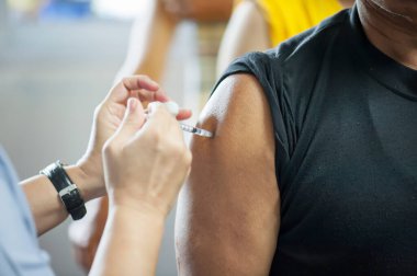 Hastalar hastalığı önlemek için doktorlardan aşı oldular. Tıbbi konsept