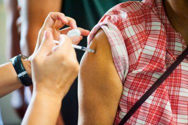 Hastalar hastalığı önlemek için doktorlardan aşı oldular. Tıbbi konsept