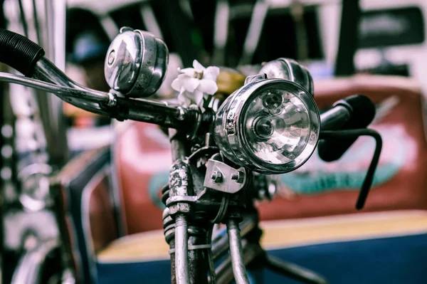 Eski bir üç tekerlekli bisikletin farları
