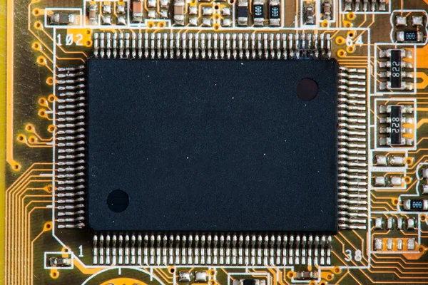 黄色线路板抽象背景中的宏微晶片 — 图库照片