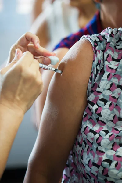 Hastalar hastalığı önlemek için doktorlardan aşı oldular. Tıbbi konsept