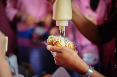 Takoyaki Japon yemeği. Mayonez doldur.